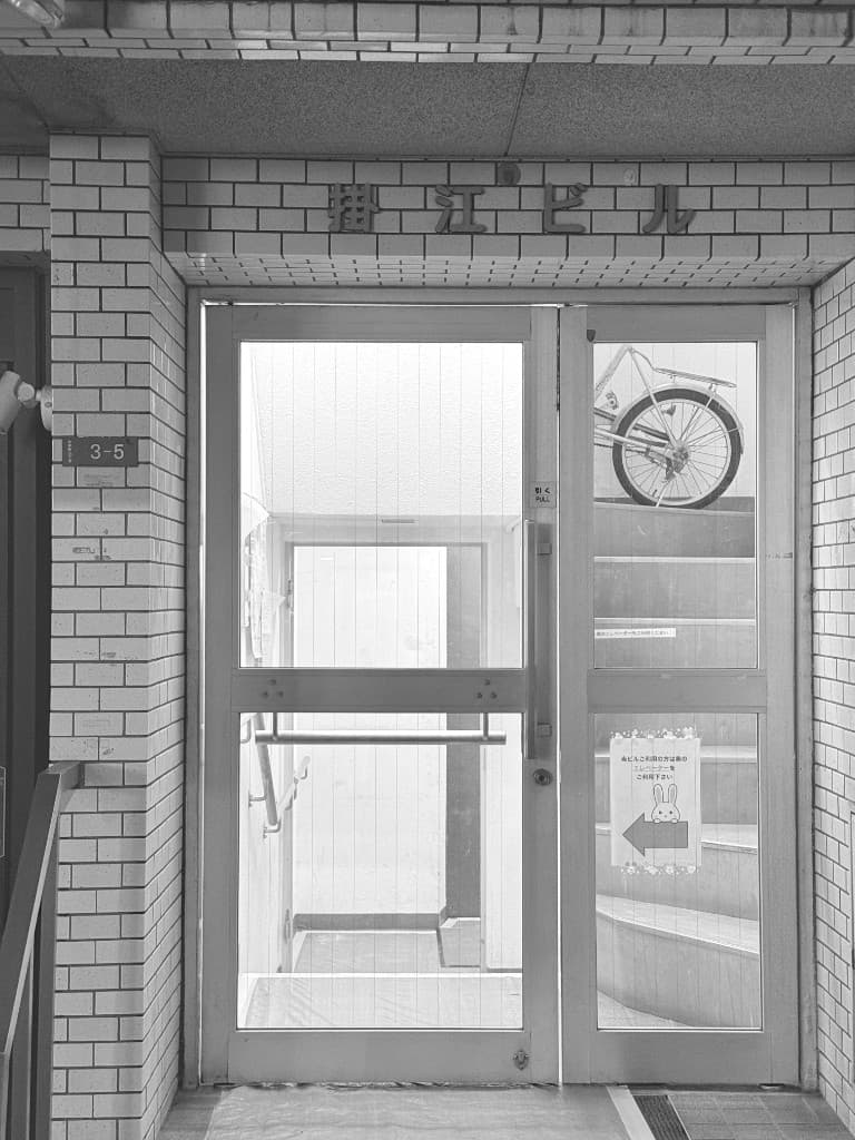 VUELTA interior - Kakee Building entrance